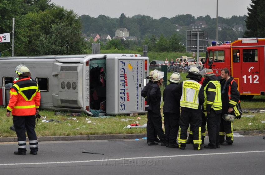 Schwerer Unfall mit Reisebus Lohmar Donrather Dreieck P406.JPG